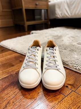 KURU ROAM Women's Classic Court Sneaker Bright White Size 9.5